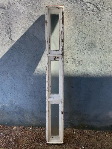 Janela Vertical de Madeira de Lei Para Iluminar Espaços 