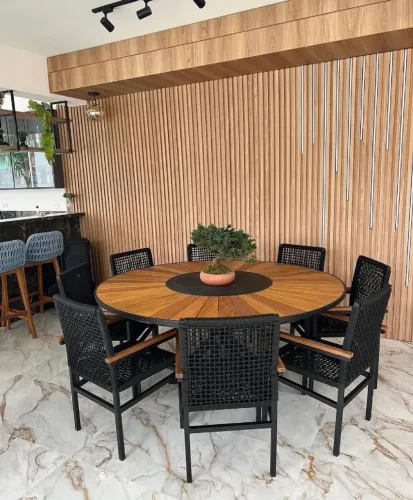 MESA COM TAMPO DE MADEIRA (FORMATO PIZZA) E 8 CADEIRAS DE CORDA NÁUTICA