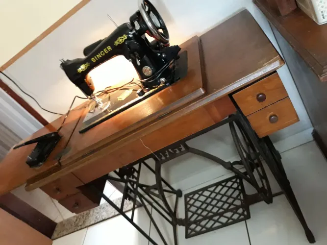 Máquina de costura Singer pretinha com motor