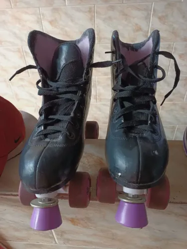 Patins clássico americano semi novo 