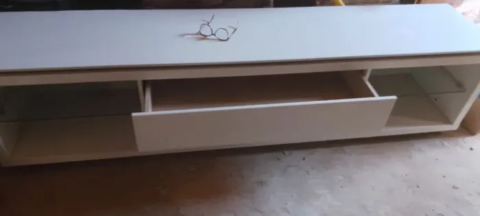 Rack branco com rodinhas deslizantes