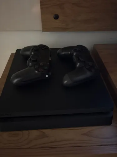 PS4 PlayStation 4 em ótimo estado, 500 gb ,2 controle + 4 jogos
