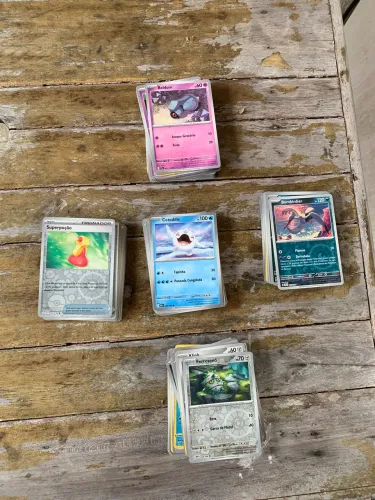 Vendo 135 cartas Pokémon em perfeito estado de conservação.  