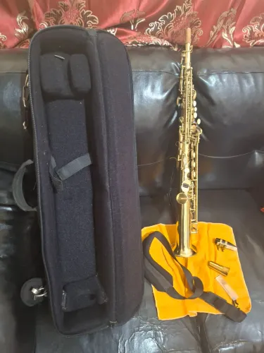 Saxofone reto Sib Scavone dourado