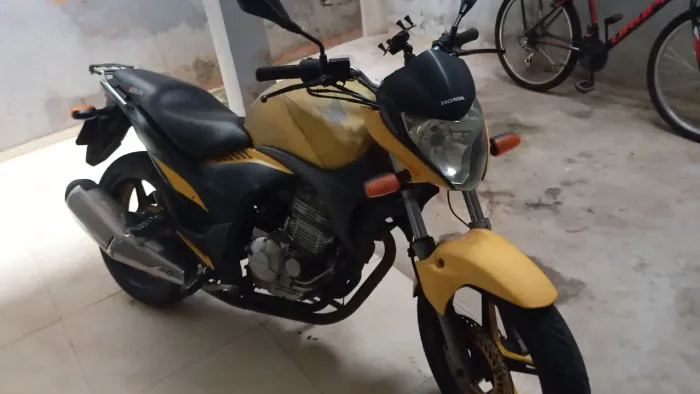 Vendo cb300 no precinho, chama.....