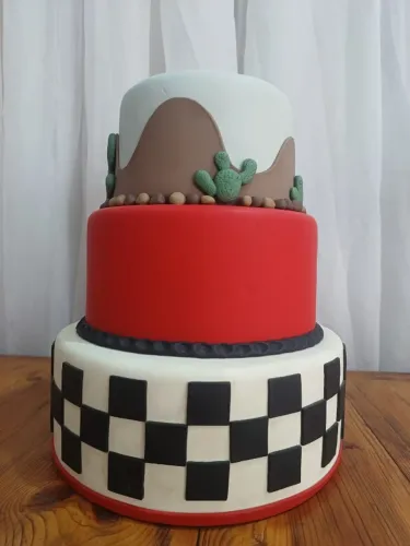 Bolo de Biscuit Tema Carros Decorativo