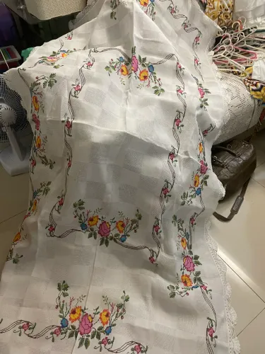 Toalha de mesa bordada a mão, para mesa de 6 lugares.
