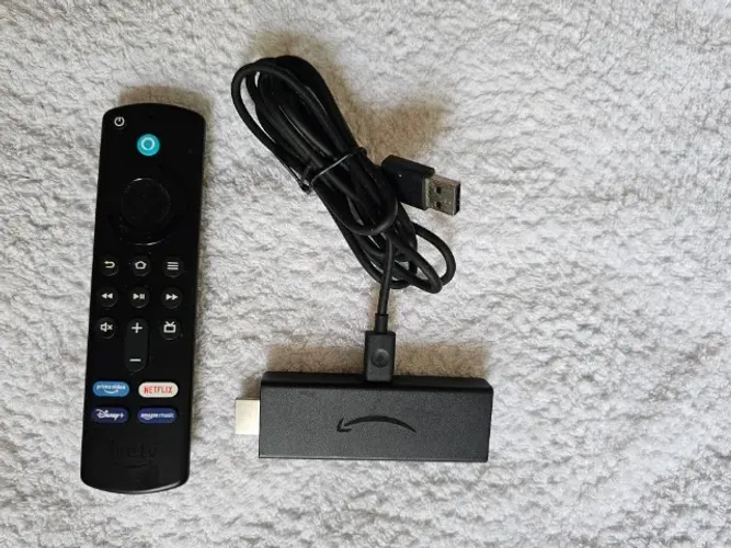 Amazon Fire TV Stick Full HD B08C1K6LB2 com controle Alexa