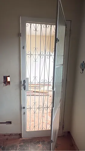 Porta de Vidro com Grade de Proteção