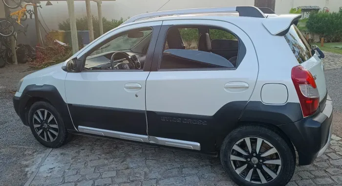 Toyota Etios Cross 1.5 Flex 16V 5P Mec. 2015