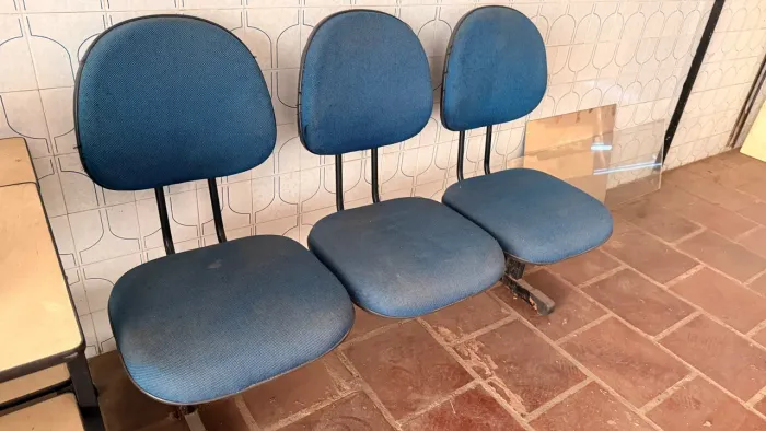 Banco longarina com 3 lugares (tecido na cor azul)