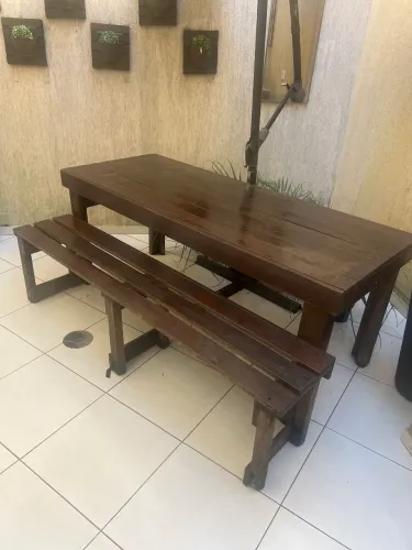 Conjunto de mesa com o banco