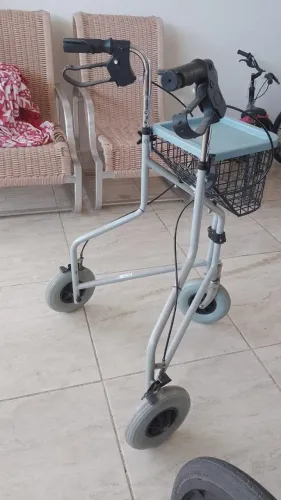 ANDADOR COM RODAS ,FREIO E RODINHAS
