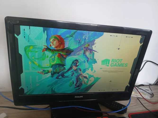 Monitor TV Philips 19polegad está com um risco no meio da tela mas funciona perfeitamente