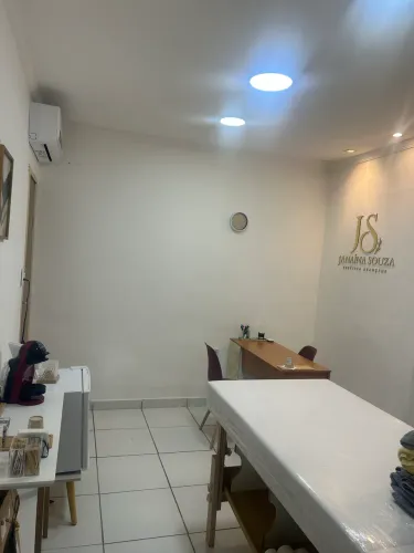 ALUGA-SE SALA COMERCIAL AMPLA, CLIMATIZADA EM ÓTIMA LOCALIZAÇÃO NO BAIRRO AREIA BRANCA.