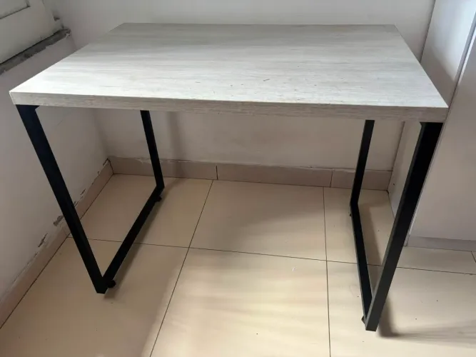 Escrivaninha/ mesa de quarto