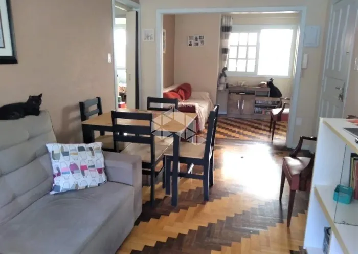 Apartamento 2 dormitórios no Menino Deus com vaga.