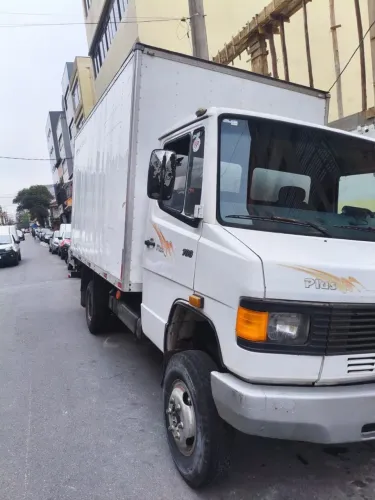 Caminhão baú Mercedes Benz em ótimo estado 
