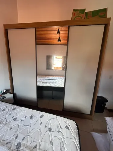 Guarda-roupas casal com portas de correr, espelho grande e 8 gavetas inter as