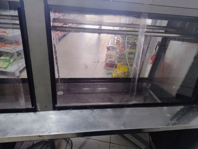 Vende se Expositor de carne Polar semi.novo