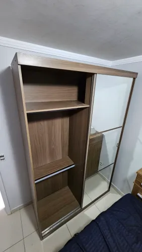 Guarda roupa com espelho
