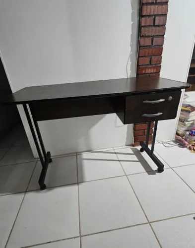 Escrivaninha Seminova com rodinhas 2 gavetas