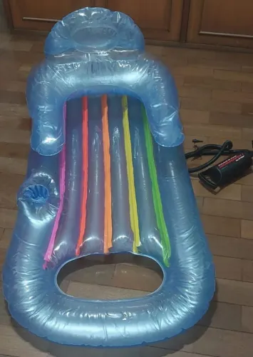 Boia cama inflável (porta copos + bomba de ar)