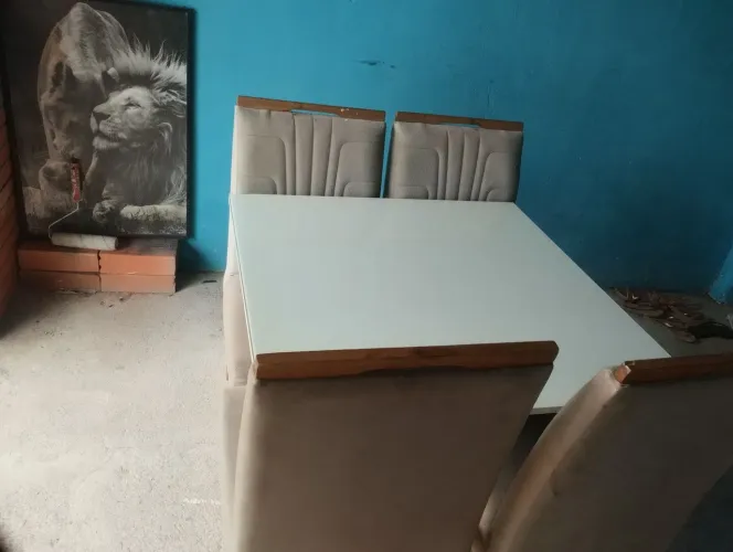 Mesa de vidro temperado com 4 cadeiras