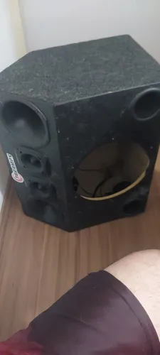 Caixa de som automotivo.