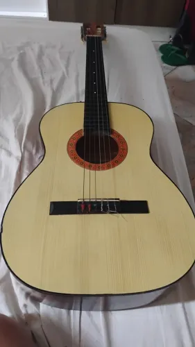 Vendo Violão de Madeira. 