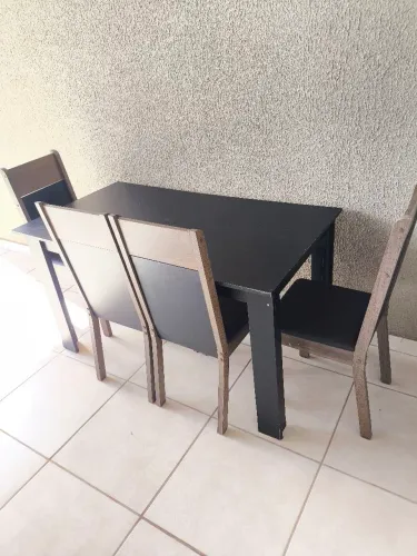 Mesa de Jantar Preta com 4 Cadeiras - Madeira/MDF - Bem Conservada