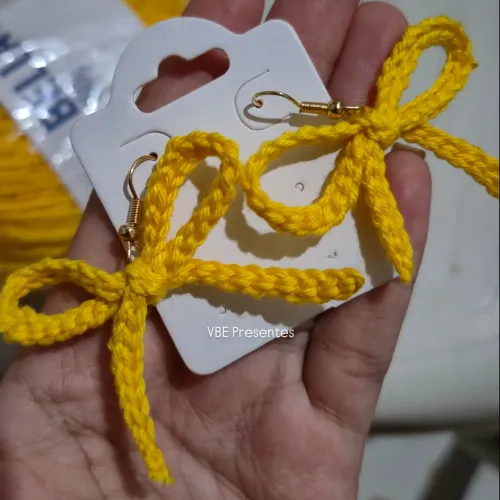 Brincos de crochê formato de laço 