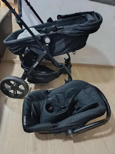 CARRINHO DE BEBE E BEBE CONFORTO