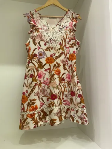 Lindo vestido marca NITROGEN, estampas florais, tamanho 42.