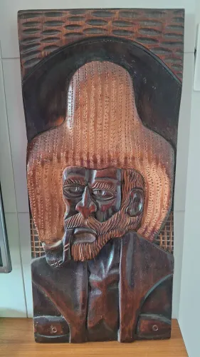 Antiga Escultura de parede matuto entalhada em madeira leve
