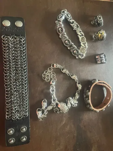Pulseira e anéis