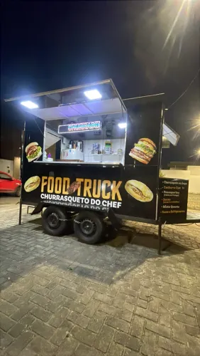 Trelher trucado emplacado pronto para trabalhar com lanches