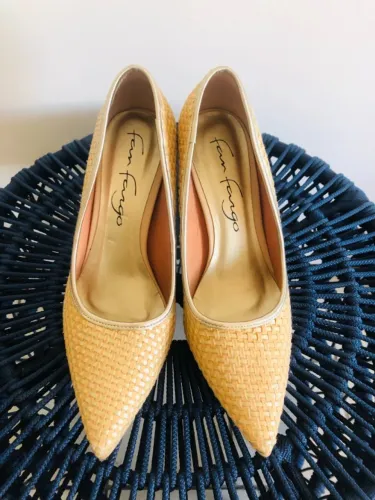 SAPATO BEGE ELEGANTE (No 39)