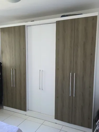 Guarda-Roupa Casal 6 Portas Carvalho e Branco com Gavetas e Prateleiras
