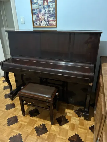 Piano Fritz Dobbert em bom estado.