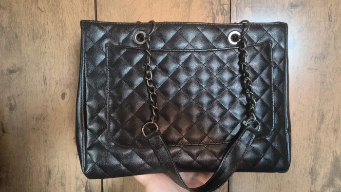 Bolsa grande preta alças de corrente