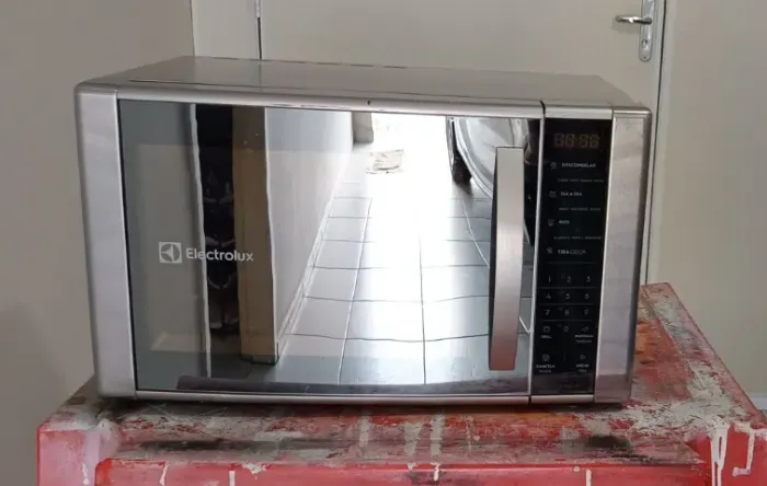 Microondas com Grill Novo- Electrolux 31 litros - prata espelhado, sem uso
