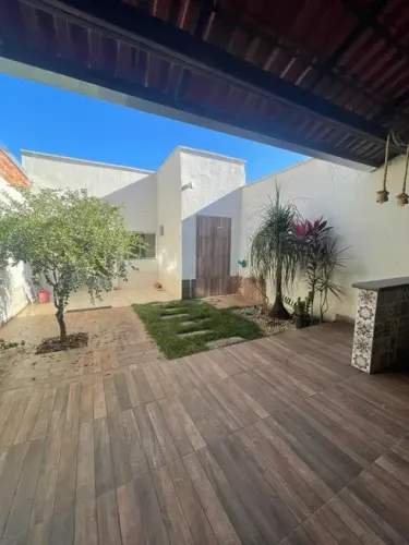 Vende-se casa ,3 quartos , 2 banheiros ! Grande oportunidade.