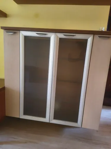 Armário Aéreo com Portas de Vidro (Excelente Estado)