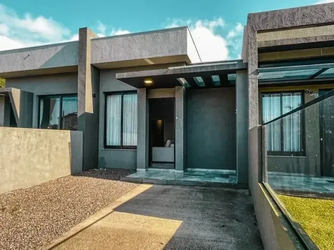 Casa mobiliada e decorada com 2 dormitórios, sendo 1 suíte. Noiva do Mar - Xangri-Lá - RS