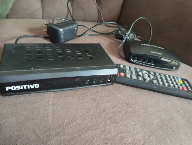 Vendo sofá 2 lugares retrátil e dois conversor com controle