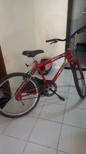 02 bicicletas semi novas, azul e vermelha