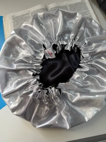 Touca de cetim e plástico cristal impermeável pvc