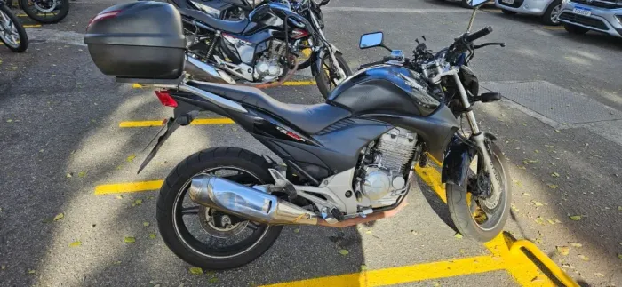 HONDA - CB300 com ABS - preta 2010/2010 + bauleto + alarme
