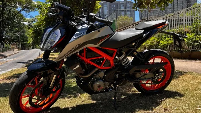 KTM Duke 390 2022, com apenas 5.000 km rodados